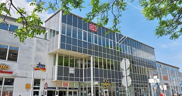So wird der Bahnhof am Ende nicht mehr aussehen: die Fassade aus den frühen 1990er Jahren. So wird der Bahnhof am Ende nicht mehr aussehen: die Fassade aus den frühen 1990er Jahren.