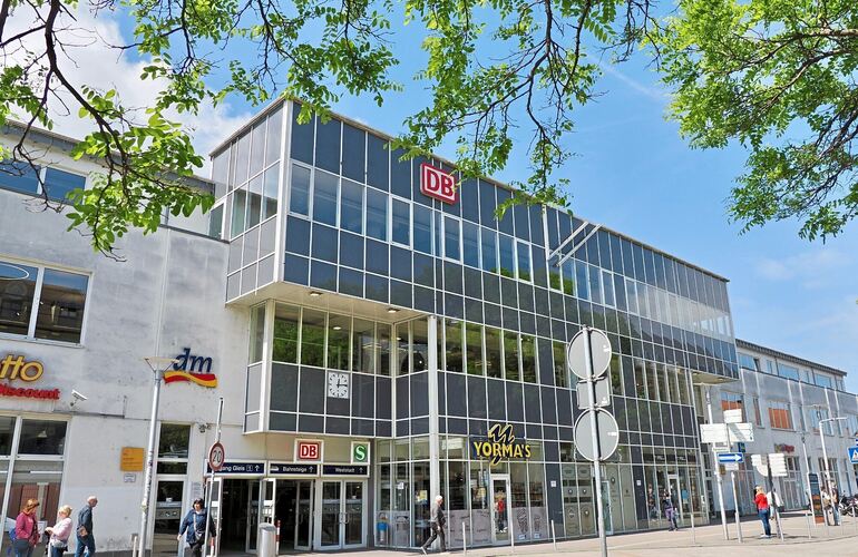 So wird der Bahnhof am Ende nicht mehr aussehen: die Fassade aus den frühen 1990er Jahren. So wird der Bahnhof am Ende nicht mehr aussehen: die Fassade aus den frühen 1990er Jahren.