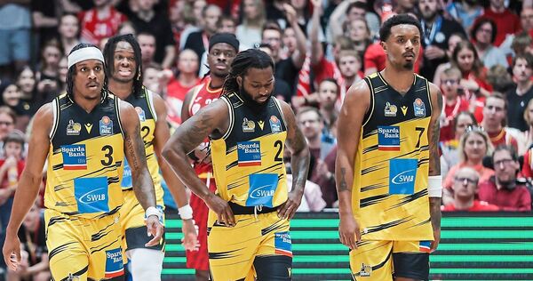 Gesichter der Niederlage (von links): Stef Smith, Tray Buchanan und Elijah Hughes beim schwachen Auftritt in Würzburg. Gesichter der Niederlage (von links): Stef Smith, Tray Buchanan und Elijah Hughes beim schwachen Auftritt in Würzburg.