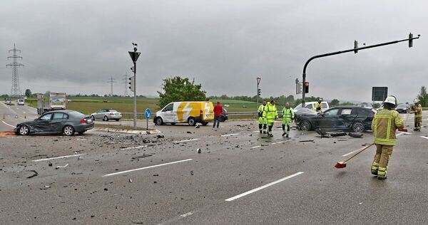 Bei dem Frontalzusammenstoß auf der Landesstraße 1141 bei Schwieberdingen wurden zwei Personen verletzt. Bei dem Frontalzusammenstoß auf der Landesstraße 1141 bei Schwieberdingen wurden zwei Personen verletzt.