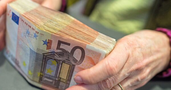 Eine 89-Jährige verlor mehrere Tausend Euro, weil sie dem Betrüger glaubte, Falschgeld zu Hause zu haben. Eine 89-Jährige verlor mehrere Tausend Euro, weil sie dem Betrüger glaubte, Falschgeld zu Hause zu haben.