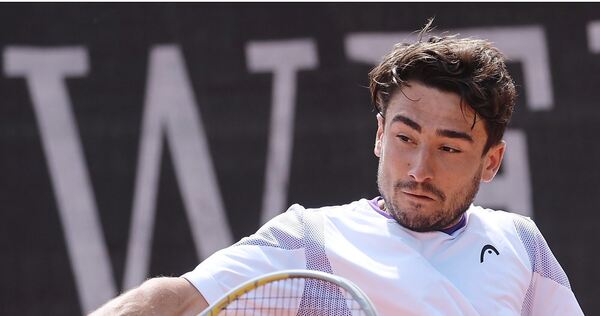 Gewinnt sein Einzel gegen die ehemalige Nummer 33 der Welt: Mihai Marinescu. Gewinnt sein Einzel gegen die ehemalige Nummer 33 der Welt: Mihai Marinescu.