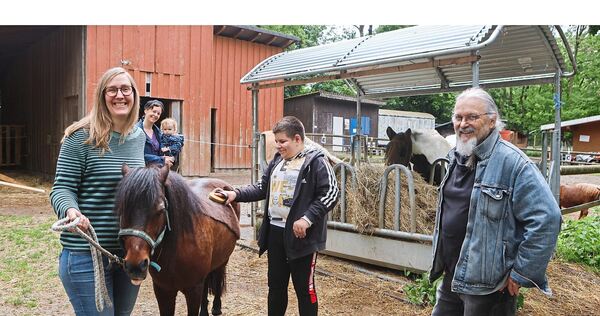Vier Pferde und Ponys bereichern den Abenteuerspielplatz in Möglingen. Vier Pferde und Ponys bereichern den Abenteuerspielplatz in Möglingen.