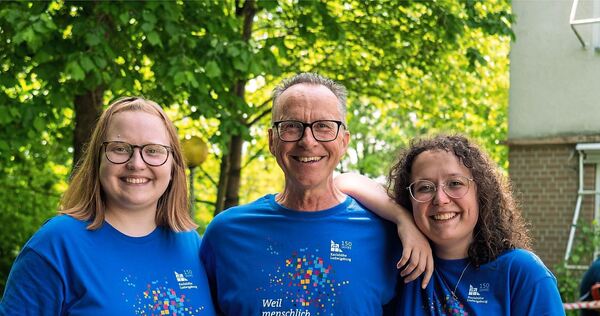 Julia Hassa, Ralf Schinzel und Nadiia Pordko beim 150. Jahresfest der Karlshöhe Ludwigsburg. Wenige Tage davor besuchten sie de Julia Hassa, Ralf Schinzel und Nadiia Pordko beim 150. Jahresfest der Karlshöhe Ludwigsburg. Wenige Tage davor besuchten sie den Bosch-Standort in Schwieberdingen.
