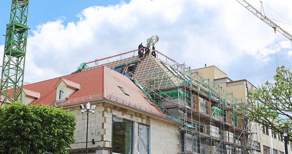Meilenstein für das Modehaus Oberpaur: Richtfest ist am Neubau in der Körnerstraße gefeiert worden. Meilenstein für das Modehaus Oberpaur: Richtfest ist am Neubau in der Körnerstraße gefeiert worden.