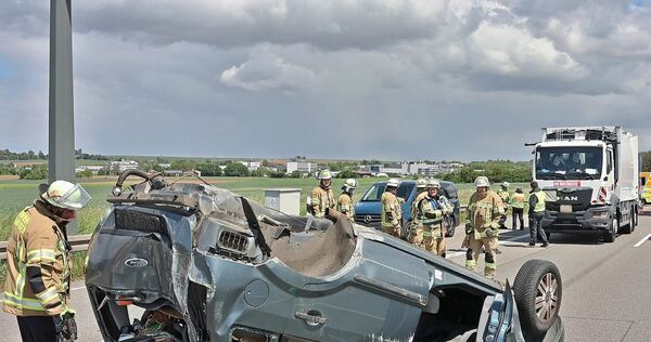 Der Wagen überschlug sich und blieb auf dem Dach liegen. Der Wagen überschlug sich und blieb auf dem Dach liegen.