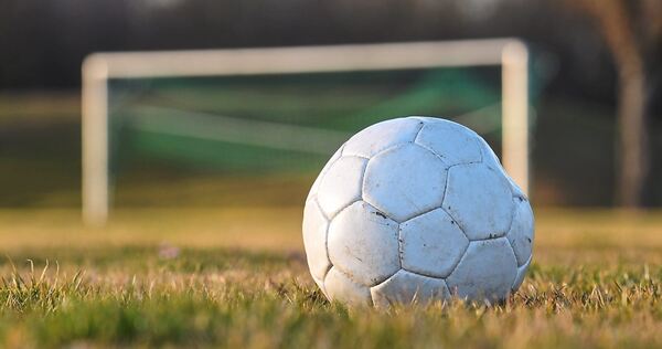 Der Fußball und der Spieler Marty Bloch stehen im Mittelpunkt der Serie „Bolzen“. Der Fußball und der Spieler Marty Bloch stehen im Mittelpunkt der Serie „Bolzen“.