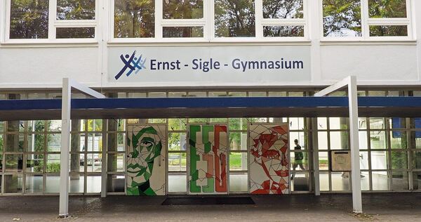 Das Kornwestheimer Gymnasium soll einen neuen Namen erhalten. Die Gutachterin schlägt Vera Friedländer als Patronin vor, die als Das Kornwestheimer Gymnasium soll einen neuen Namen erhalten. Die Gutachterin schlägt Vera Friedländer als Patronin vor, die als 16-Jährige Zwangsarbeiterin bei Salamander war.