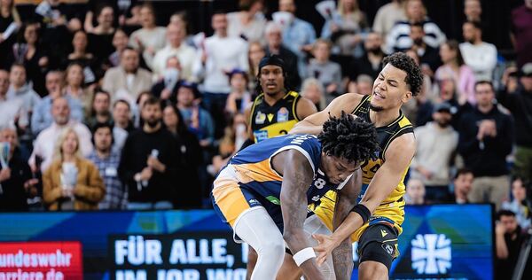 Die Seawolves um Kassim Nicholson (links) ziehen gegen Brandon Tischler und die Riesen im dritten Viertel entscheidend davon. Fo Die Seawolves um Kassim Nicholson (links) ziehen gegen Brandon Tischler und die Riesen im dritten Viertel entscheidend davon.