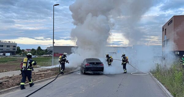 Vom Transporter heruntergezogen: Die Feuerwehr musste einen Fahrzeugbrand bekämpfen. Vom Transporter heruntergezogen: Die Feuerwehr musste einen Fahrzeugbrand bekämpfen.