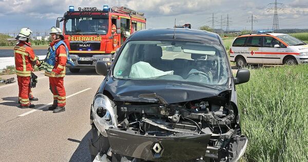 Der Renault und zwei weitere Autos wurden stark beschädigt. Der Renault und zwei weitere Autos wurden stark beschädigt.