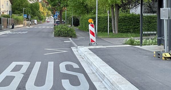 Eine neue Bushaltestelle und ein ungeplant neuer Zebrastreifen. Doch über Letzteren gibt es Klagen. Eine neue Bushaltestelle und ein ungeplant neuer Zebrastreifen. Doch über Letzteren gibt es Klagen.