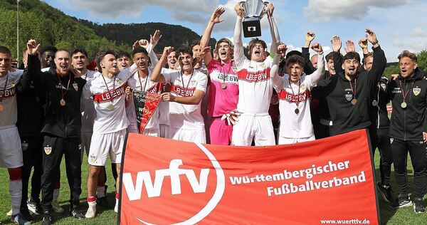 Am Ende mit dem WFV-Pokal in den Händen: Die A-Jugend des VfB Stuttgart Am Ende mit dem WFV-Pokal in den Händen: Die A-Jugend des VfB Stuttgart