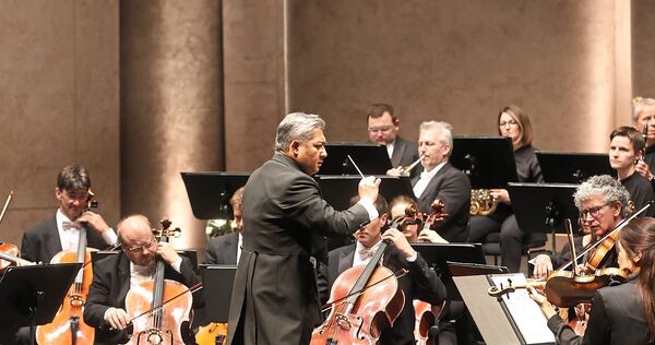 Die Klangbalance stimmt: Adrian Prabava dirigiert die Stuttgarter Philharmoniker. Die Klangbalance stimmt: Adrian Prabava dirigiert die Stuttgarter Philharmoniker.