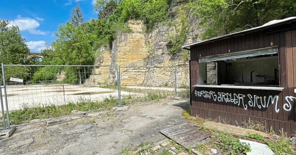Wo einst vorübergehend Getränke ausgeschenkt wurden, steht heute nur noch eine halb verfallene Hütte. Wo einst vorübergehend Getränke ausgeschenkt wurden, steht heute nur noch eine halb verfallene Hütte.