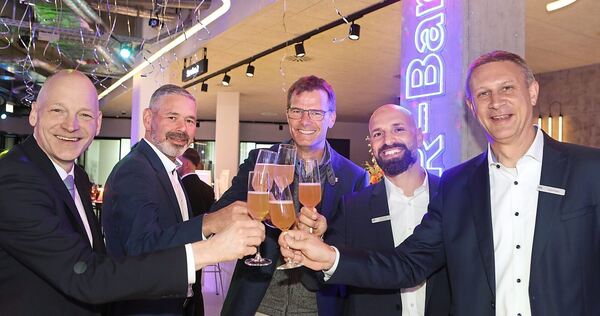 Hoch die Gläser: Die Bankvorstände Timm Häberle, Heiko Herbst (v.l.) und Frank Kraaz (r.) mit Baubürgermeister Michael Wolf (Mit Hoch die Gläser: Die Bankvorstände Timm Häberle, Heiko Herbst (v.l.) und Frank Kraaz (r.) mit Baubürgermeister Michael Wolf (Mitte) und Bereichsleiter Anastasios Damianidis.