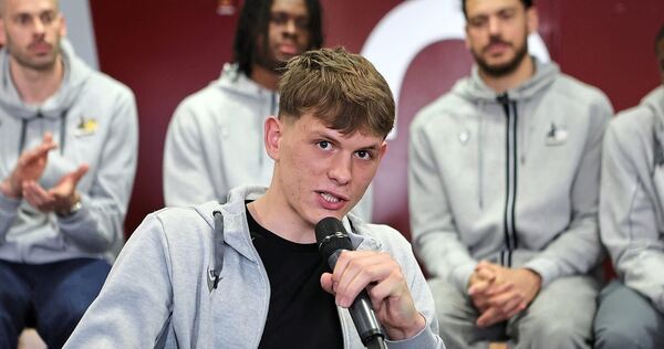 Verkündet am Freitag, dass er den Riesen erhalten bleibt: Youngster Julis Baumer.Foto: Baumann Verkündet am Freitag, dass er den Riesen erhalten bleibt: Youngster Julis Baumer.
