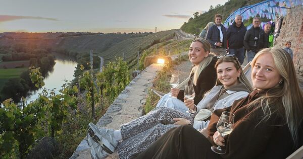 Kaum zu toppen: ein gutes Glas Wein und herrliche Aussicht. Kaum zu toppen: ein gutes Glas Wein und herrliche Aussicht.