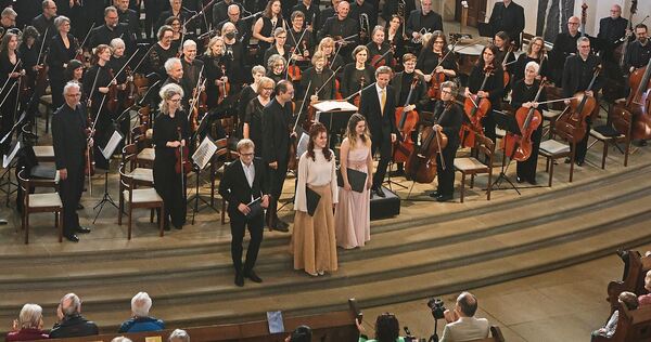 Das Feierliche und das Schwungvolle werden gleichermaßen emphatisch zum Ausdruck gebracht: Das Sinfonieorchester Ludwigsburg mit Das Feierliche und das Schwungvolle werden gleichermaßen emphatisch zum Ausdruck gebracht: Das Sinfonieorchester Ludwigsburg mit Chören und Solisten in der Friedenskirche.