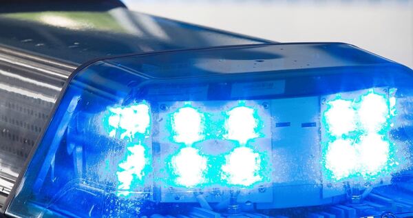 Die Polizei sucht Zeugen, die den unbekannten Fahrer beobachten konnten. Die Polizei sucht Zeugen, die den unbekannten Fahrer beobachten konnten.