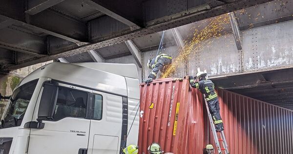 Die Feuerwehr arbeitet aktuell daran, das Fahrzeug zu lösen. Die Feuerwehr arbeitet aktuell daran, das Fahrzeug zu lösen.