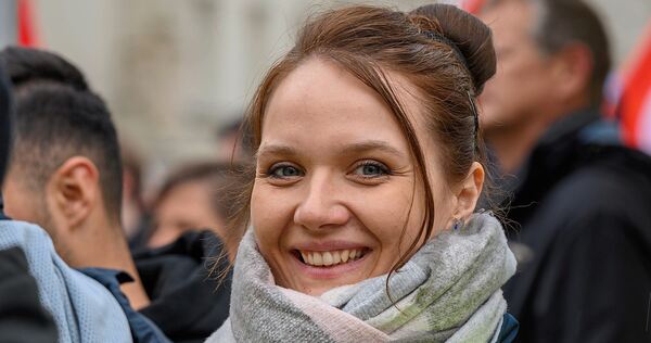 Bei einer Demonstration: Magdalena Krüger in gelber Warnweste. Bei einer Demonstration: Magdalena Krüger in gelber Warnweste.
