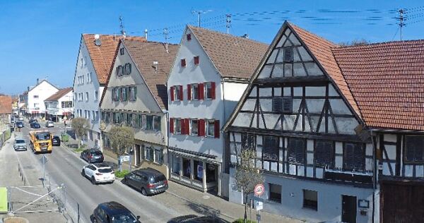 Die Marktstraße ist sehr schmal, die Parkstreifen am Rand ebenso. Die Marktstraße ist sehr schmal, die Parkstreifen am Rand ebenso.