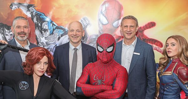 Bankvorstände mit Superhelden: (hinten von links) Heiko Herbst, Timm Häberle und Frank Kraaz. Bankvorstände mit Superhelden: (hinten von links) Heiko Herbst, Timm Häberle und Frank Kraaz.