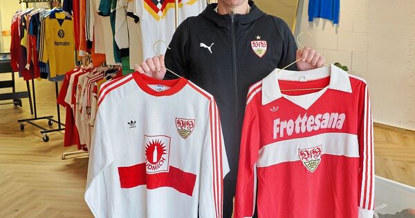 Sammler Marc Eckert und seine größten Trikot-Schätze vom VfB: sein allererstes Shirt von Spieler Maurizio Gaudino und ein Frotte Sammler Marc Eckert und seine größten Trikot-Schätze vom VfB: sein allererstes Shirt von Spieler Maurizio Gaudino und ein Frottesana-Trikot aus den 70ern.