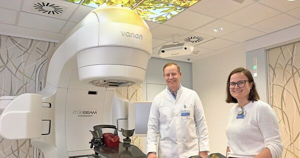 Freuen sich über Truebeam: der Ärztliche Direktor der Strahlentherapieklinik, Arndt-Christian Müller, und Carolin Buchele, die f Freuen sich über Truebeam: der Ärztliche Direktor der Strahlentherapieklinik, Arndt-Christian Müller, und Carolin Buchele, die für den Gerätepark des Klinikums verantwortlich ist.