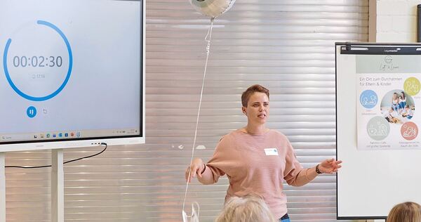 Die Uhr tickt: Gründerin Carina Häcker (Luft & Laune) stellt der fünfköpfigen Jury in drei Minuten ihre Geschäftsidee vor. Die Uhr tickt: Gründerin Carina Häcker (Luft & Laune) stellt der fünfköpfigen Jury in drei Minuten ihre Geschäftsidee vor.