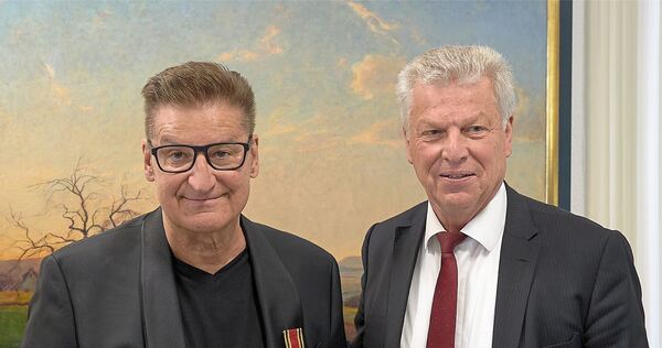 Der Träger des Bundesverdienstkreuzes Hartmut Engler (links) zusammen mit OB Jürgen Kessing. Der Träger des Bundesverdienstkreuzes Hartmut Engler (links) zusammen mit OB Jürgen Kessing.