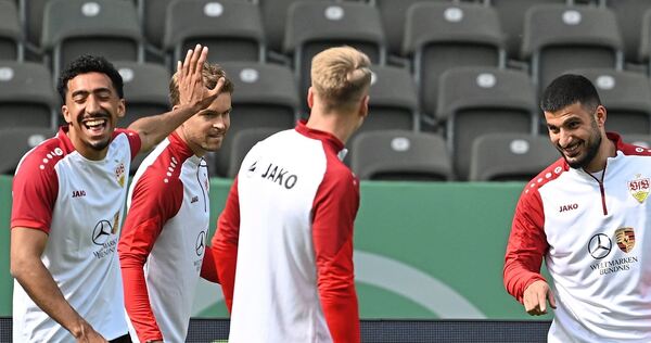Selbstbewusst und gelöst: Die Spieler des VfB Stuttgart um Tiago Tomas (links) und Deniz Undav (rechts) gehen trotz Außenseiterr Selbstbewusst und gelöst: Die Spieler des VfB Stuttgart um Tiago Tomas (links) und Deniz Undav (rechts) gehen trotz Außenseiterrolle mit Vorfreude ins Finale.