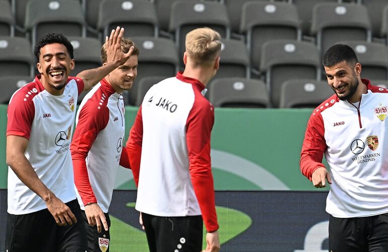 Selbstbewusst und gelöst: Die Spieler des VfB Stuttgart um Tiago Tomas (links) und Deniz Undav (rechts) gehen trotz Außenseiterr Selbstbewusst und gelöst: Die Spieler des VfB Stuttgart um Tiago Tomas (links) und Deniz Undav (rechts) gehen trotz Außenseiterrolle mit Vorfreude ins Finale.