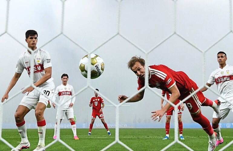 Stich ins VfB-Herz: Harry Kane köpft eiskalt ein, Stuttgarts Andres Chema (links) und Luca Jaquez sind zu weit weg. Foto: Tom We Stich ins VfB-Herz: Harry Kane köpft eiskalt ein, Stuttgarts Andres Chema (links) und Luca Jaquez sind zu weit weg.