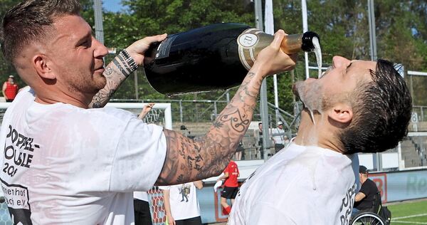 Attackiert von Kickers-Fans: Michael Kleinschrodt (rechts), hier beim Trinken des Pokalsieger-Sekts, ausgeschenkt von Trainer Pa Attackiert von Kickers-Fans: Michael Kleinschrodt (rechts), hier beim Trinken des Pokalsieger-Sekts, ausgeschenkt von Trainer Pascal Reinhardt.