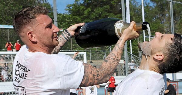 Pascal Reinhardt (links) und Michael Kleinschrodt haben Grund zum Feiern: Die SG Sonnenhof Großaspach gewinn das WFV-Pokalfinale Pascal Reinhardt (links) und Michael Kleinschrodt haben Grund zum Feiern: Die SG Sonnenhof Großaspach gewinn das WFV-Pokalfinale.
