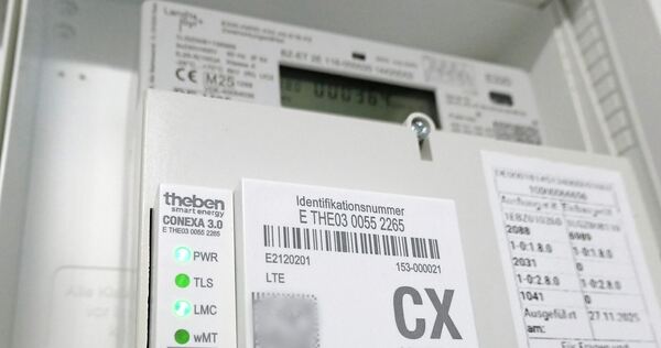 Ein auch „Smart Meter“ genannter intelligenter Stromzähler hängt im Stromkasten eines Wohnhauses. Er besteht aus einem digitalen Ein auch „Smart Meter“ genannter intelligenter Stromzähler hängt im Stromkasten eines Wohnhauses. Er besteht aus einem digitalen Zähler und einer Kommunikationseinheit.