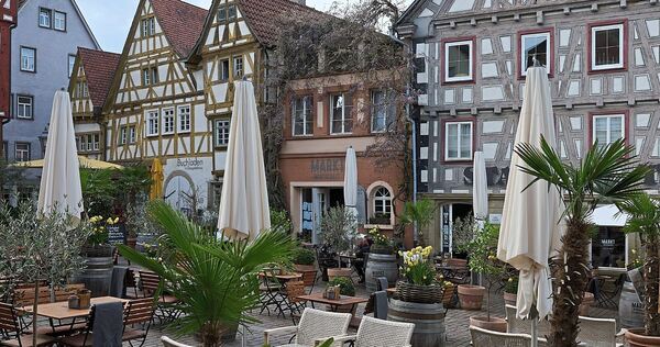 Auf dem Besigheimer Marktplatz wird Frank Land zum Ende des Jahres die Sonnenschirme zuklappen. Auf dem Besigheimer Marktplatz wird Frank Land zum Ende des Jahres die Sonnenschirme zuklappen.