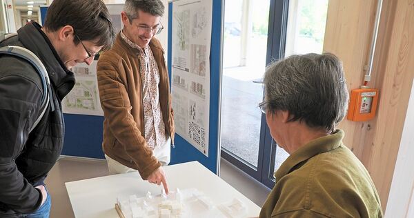 Anhand eines Architektenmodells sehen die Anwohner, wie das Areal am Oßweiler Kreisel aussehen soll. Anhand eines Architektenmodells sehen die Anwohner, wie das Areal am Oßweiler Kreisel aussehen soll.