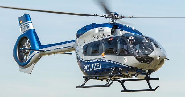 Polizeihubschrauber im Einsatz. Polizeihubschrauber im Einsatz.