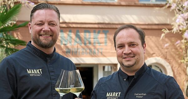Im April stießen Sebastian Maier (rechts) und Frank Land für diese Zeitung miteinander an. Im April stießen Sebastian Maier (rechts) und Frank Land für diese Zeitung miteinander an.