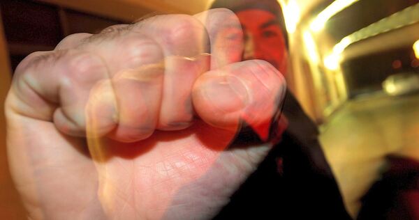 Die Jungen beleidigten ihr Opfer zunächst. Als der 14-Jährige sich dagegen wehrte, griffen sie ihn körperlich an. Die Jungen beleidigten ihr Opfer zunächst. Als der 14-Jährige sich dagegen wehrte, griffen sie ihn körperlich an.