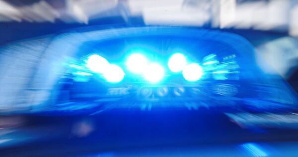 Das Blaulicht eines Polizeifahrzeugs leuchtet. Das Blaulicht eines Polizeifahrzeugs leuchtet.