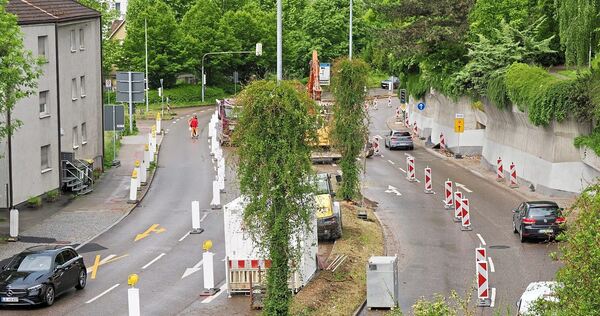 Die halbe Ortsdurchfahrt von Bietigheim ist eine Baustelle, an vielen Stellen geht es nur noch jeweils einspurig voran. Die halbe Ortsdurchfahrt von Bietigheim ist eine Baustelle, an vielen Stellen geht es nur noch jeweils einspurig voran.