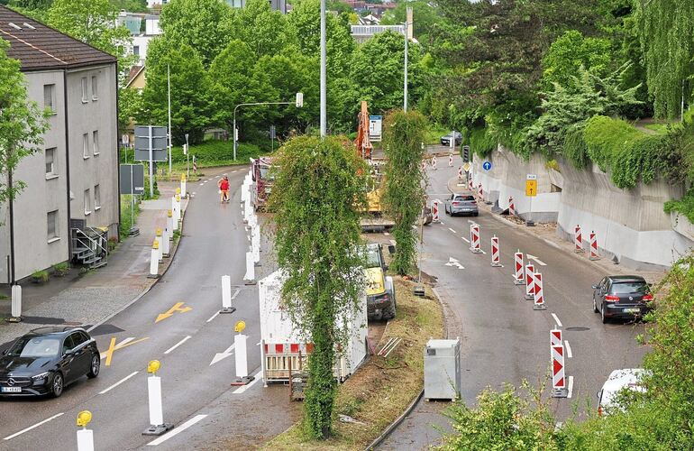 Die halbe Ortsdurchfahrt von Bietigheim ist eine Baustelle, an vielen Stellen geht es nur noch jeweils einspurig voran. Die halbe Ortsdurchfahrt von Bietigheim ist eine Baustelle, an vielen Stellen geht es nur noch jeweils einspurig voran.