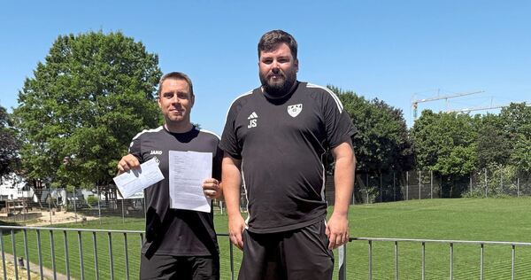 TSV-Vorsitzender Andreas Held (links) und Janek Held, Abteilungsleiter Fußball und Basketball, mit dem Brief an Fabian Gramling. TSV-Vorsitzender Andreas Held (links) und Janek Held, Abteilungsleiter Fußball und Basketball, mit dem Brief an Fabian Gramling.