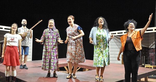 Soll mit Lebensfreude und Lebenslust in Herz, Beine und Bauch gehen: „Die Optimistinnen“ im Alten Schauspielhaus. Soll mit Lebensfreude und Lebenslust in Herz, Beine und Bauch gehen: „Die Optimistinnen“ im Alten Schauspielhaus.
