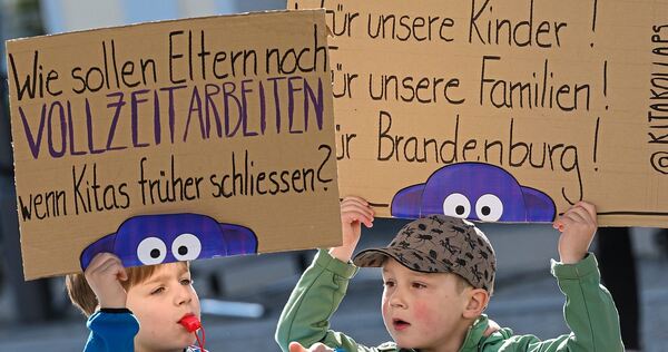 Zwei junge Teilnehmer des Aktionstages „Kita-Kollaps“: In den Städten und Gemeinden des Kreises werden gerade Einrichtungen gesc Zwei junge Teilnehmer des Aktionstages „Kita-Kollaps“: In den Städten und Gemeinden des Kreises werden gerade Einrichtungen geschlossen oder infrage gestellt.