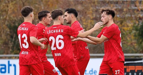Haben die Hoffnung auf den Aufstieg trotz vieler Ausfälle nicht aufgegeben: Die Fußballer des FV Löchgau um Benjamin Hamann (r.) Haben die Hoffnung auf den Aufstieg trotz vieler Ausfälle nicht aufgegeben: Die Fußballer des FV Löchgau um Benjamin Hamann (r.).